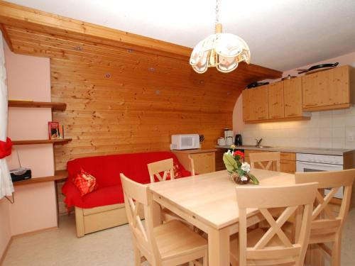 cocina y comedor con mesa y sillas en Great group holiday home en Neukirchen am Großvenediger