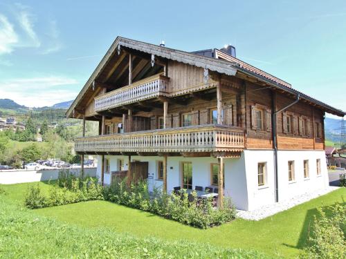 una gran casa de madera en un campo verde en Apartment in Hollersbach with sauna near ski area en Hollersbach im Pinzgau