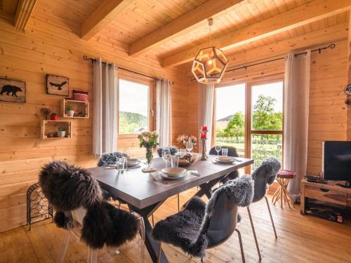 una sala da pranzo con tavolo e sedie di Chalet in Finkenstein on Lake Faak in Carinthia a Ledenitzen
