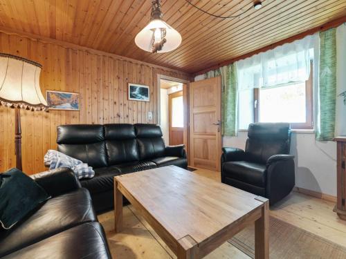 uma sala de estar com mobiliário de couro e um tecto de madeira em Holiday home in Eberstein near Woerthersee em Eberstein