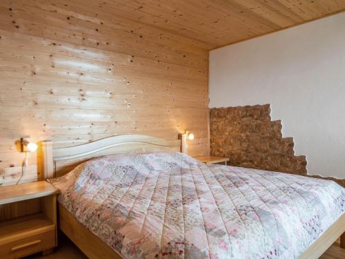 um quarto com uma cama e uma parede de madeira em Holiday home in Eberstein near Woerthersee em Eberstein