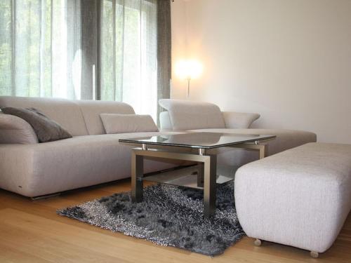 ein Wohnzimmer mit einem Sofa und einem Couchtisch in der Unterkunft Apartment in the ski area of Saalbach Hinterglemm in Saalbach-Hinterglemm