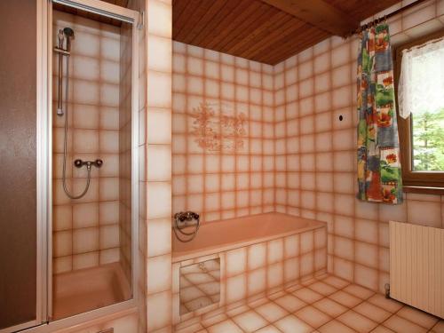Bathroom sa Comfortable Apartment near Arlberg Ski Area in Tyrol