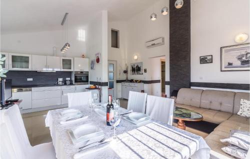 Two-Bedroom Apartment In Fazana