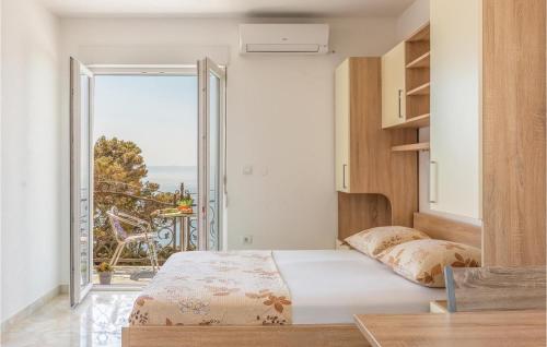 Llit o llits en una habitació de Nice Apartment In Krvavica With House Sea View