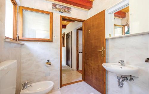 Ένα μπάνιο στο Cozy Apartment In Stolac With House A Panoramic View