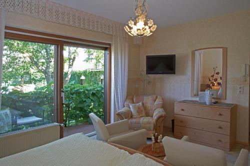 Schlafzimmer mit einem Bett, einer Kommode und einem Spiegel in der Unterkunft Maischeider Hof in Kleinmaischeid