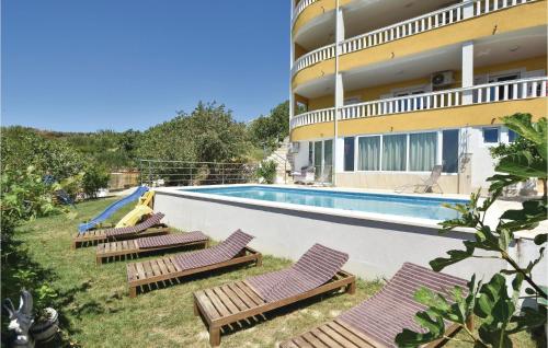 Bazén v ubytovaní Two-Bedroom Apartment Zrnovnica With Sea View 05 alebo v jeho blízkosti