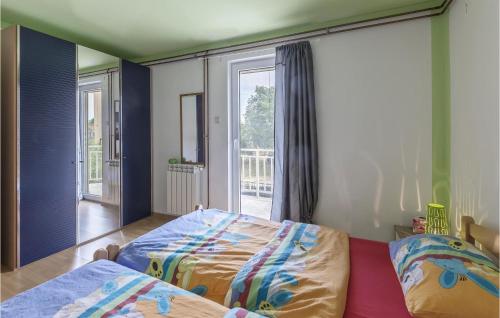 En eller flere senge i et værelse på 2 Bedroom Amazing Apartment In Fazana