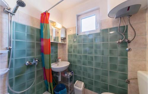Et badeværelse på 2 Bedroom Amazing Apartment In Fazana