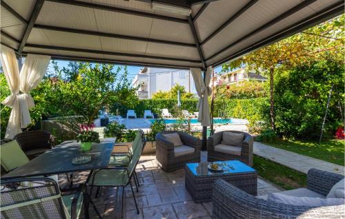 Vonkajšia záhrada v ubytovaní Apartment Kastel Stari 96 With Outdoor Swimmingpool