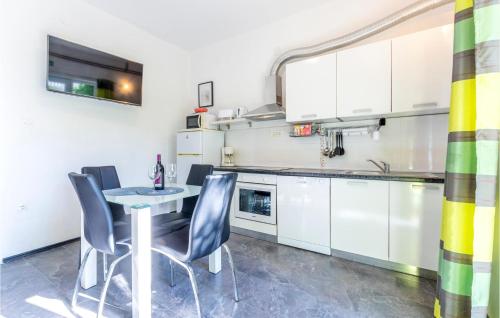 Apartment Kastel Stari 96 With Outdoor Swimmingpool