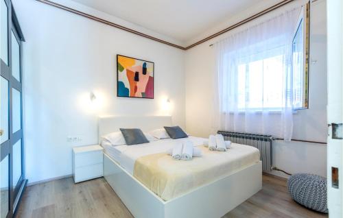Habitación blanca con cama y ventana en Lovely Apartment In Kastel Stari With Kitchen, en Kaštela
