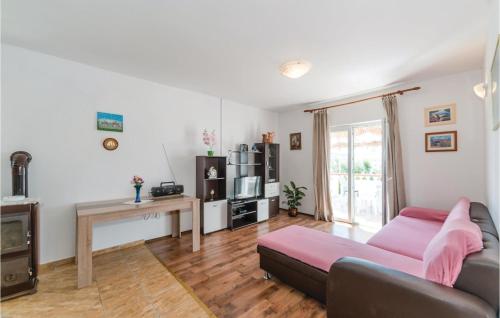 un salon avec un canapé et une table dans l'établissement Cozy Apartment In Kustici With Wifi, à Kustići