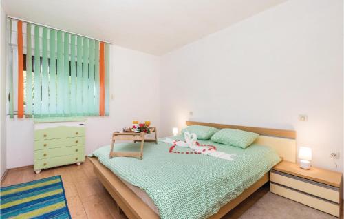 - une petite chambre avec un lit et une commode dans l'établissement 2 Bedroom Amazing Home In Rijeka, à Rijeka