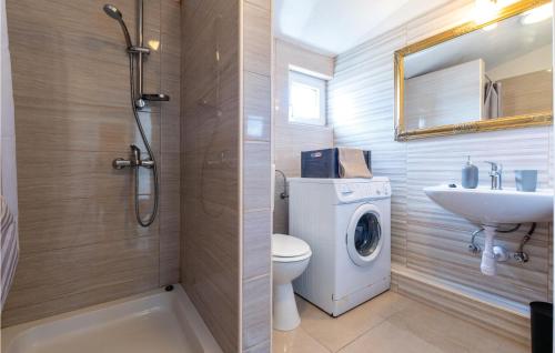 y baño con lavamanos y lavadora. en Awesome Home In Sevid With House Sea View en Zaglavice