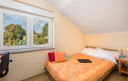 um quarto com uma cama e uma janela em 1 Bedroom Lovely Apartment In Opatija em Opatija