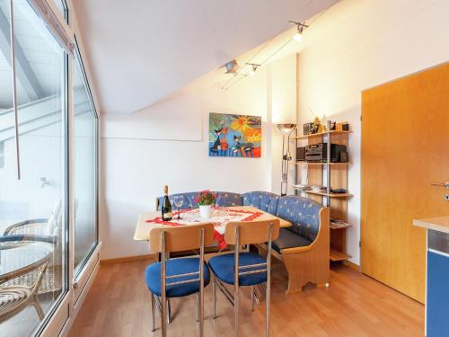 une salle à manger avec une table et des chaises bleues dans l'établissement Deluxe Apartment in Vandans with Sauna, à Vandans