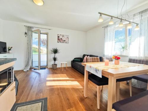 ein Wohnzimmer mit einem Tisch und einem Sofa in der Unterkunft Apartment in Gaschurn near the ski area in Gaschurn