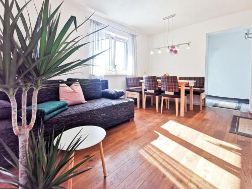ein Wohnzimmer mit einem Sofa und einem Tisch in der Unterkunft Apartment in Gaschurn near the ski area in Gaschurn