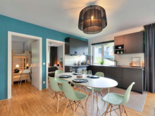 巴德小基希海姆的住宿－Premium apartment in ski area Bad Kleinkirchheim，厨房以及带白色桌椅的用餐室。