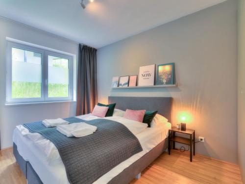 巴德小基希海姆的住宿－Premium apartment in ski area Bad Kleinkirchheim，一间卧室设有一张床和一个窗口