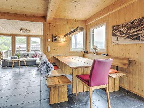 eine Küche mit einem großen Holztisch und Stühlen in der Unterkunft Detached chalet in Hohentauern with sauna in Hohentauern