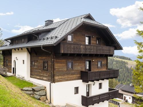 シュラニツェンにあるApartment on the Sonnenalpe in Nassfeldの木造家屋(丘の上にバルコニー付)