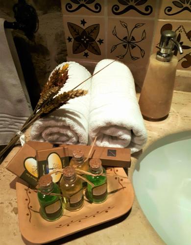 a wooden tray with a towel and a bottle of perfume at TORRE FUERTE Siglo XIII in Baños de Rioja