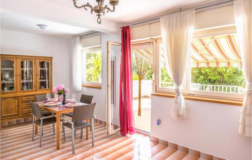 Gambar di galeri bagi Two-Bedroom Apartment In Tucepi di Tučepi