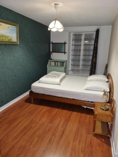 une chambre avec un lit et un mur végétal dans l'établissement Maison du port, à 100 m de la mer jusqu'à 9 personnes, à Cancale