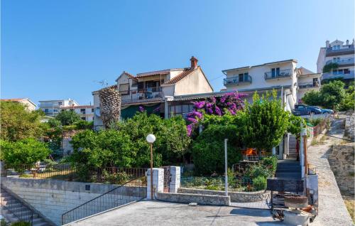 2 Bedroom Cozy Apartment In Podstrana