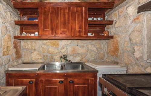 מטבח או מטבחון ב-Stunning Home In Trbounje With 3 Bedrooms, Sauna And Wifi