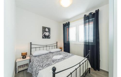 um quarto com uma cama em preto e branco e uma janela em 2 Bedroom Lovely Apartment In Biograd em Biograd na Moru