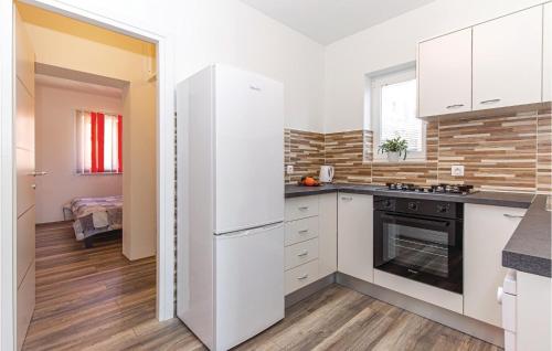 Kuchyňa alebo kuchynka v ubytovaní 1 Bedroom Cozy Apartment In Crikvenica