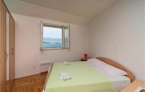 Postel nebo postele na pokoji v ubytování Two-Bedroom Apartment Misevac With Sea View 07