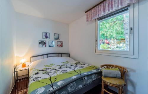 um quarto com uma cama e uma janela em Nice Home In Labin With Wifi em Drenje