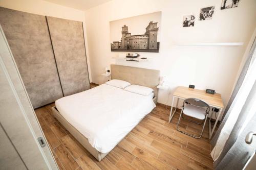 Dormitorio pequeño con cama y mesa en La dolce vita en Ferrara