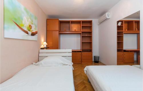 Postel nebo postele na pokoji v ubytování Awesome Home In Pula With Outdoor Swimming Pool