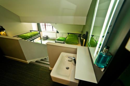 a bathroom with two bunk beds and a sink at YHA Snowdon Pen-y-Pass in Llanberis