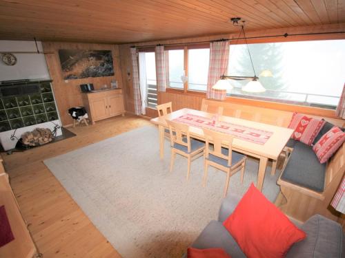 ein Wohnzimmer mit einem Tisch und einem Sofa in der Unterkunft Cosy Holiday Home in Egg near Ski Area in Egg