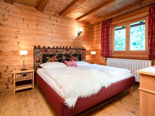 Chalet in Kirchberg with terrace and garden tesisinde bir odada yatak veya yataklar