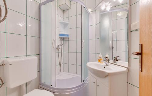 Kylpyhuone majoituspaikassa 1 Bedroom Awesome Apartment In Marsici