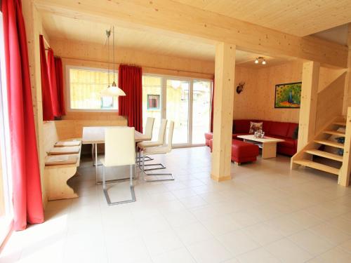 eine Küche und ein Wohnzimmer mit einem Tisch und Stühlen in der Unterkunft Nice chalet in Hohentauern Styria with sauna in Hohentauern
