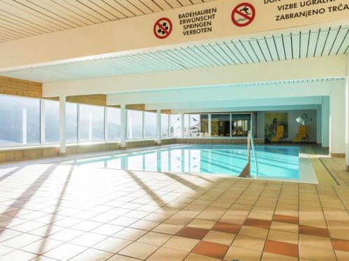 uma grande piscina num edifício em Holiday apartment in Tauplitz with sauna em Tauplitz