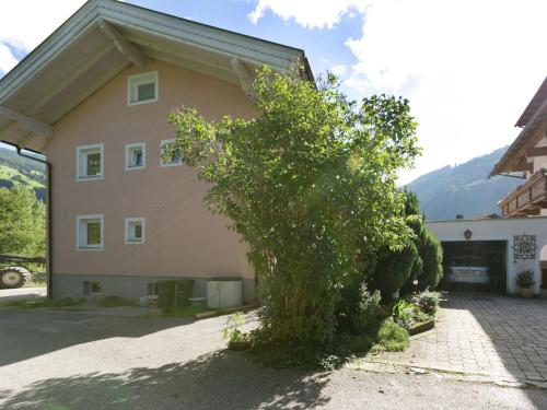 アシャウにあるApartment with terrace in Aschau im Zillertalの目の前に茂みのある建物