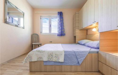 Кровать или кровати в номере 2 Bedroom Beautiful Apartment In Makarska