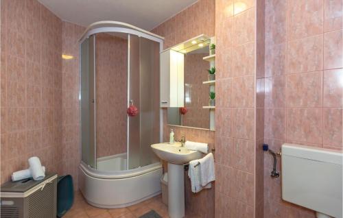 Koupelna v ubytování 2 Bedroom Beautiful Apartment In Makarska