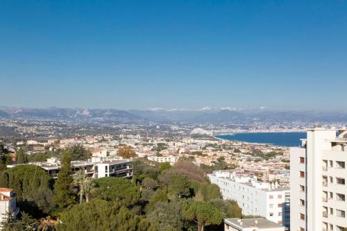 アンティーブにあるBNB RENTING breathtaking view 2 bedroom apartment in Antibes !の湖と建物のある街の景色