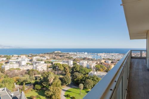 Elle comprend un balcon offrant une vue sur la ville et l'océan. dans l'établissement Le Chambord Breathtaking view 2 bedroom apartment in Antibes !, à Antibes